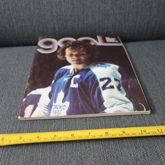 The National Hockey League Magazine Islanders vs Maple Leafs Tuesday Nov 30,1976 - Picture 4 of 16